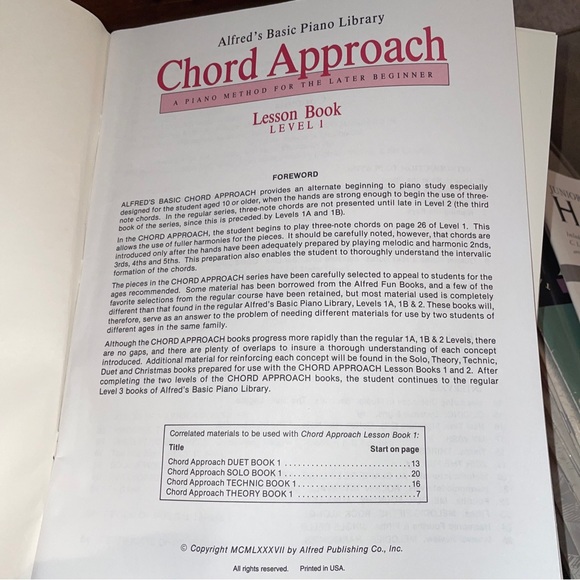 Alfred’s Basic Piano Chord Approach Lesson Book Level 1 - Picture 3 of 5
